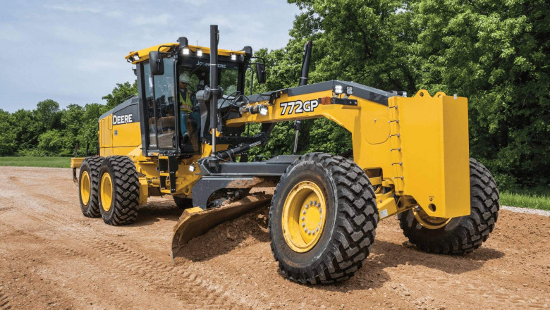 Can the John Deere 772GP Replace Two Machines on a Site?