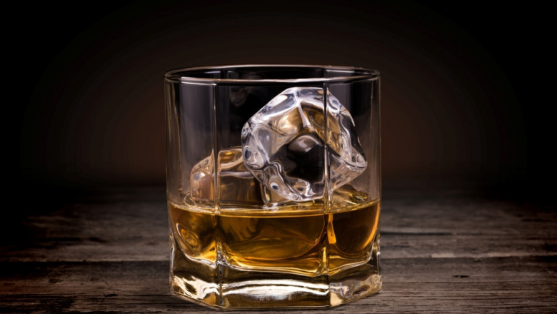 How the Shape of a Whisky Glass Affects Flavor and Aroma